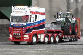 斯堪尼亚770S 8x8重型牵引车模型与3轴液压拖板+镭速拖拉机转运视频封面