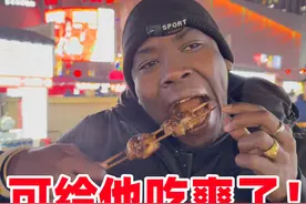 停不下来！带保镖逛中国夜市，看花眼了，一口一个大腰子，真带劲视频封面