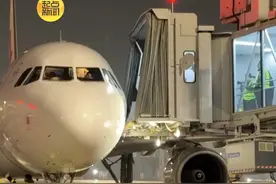 西安机场T5航站楼迎来首批进港旅客 
西安咸阳国际机场T5航站楼今天（2月20日）0点正式投入运营。0:07，中国东方航空MU2204航班从喀什平稳落地西安，T5航站楼崭新的廊桥迎来第一批远方的旅客，这也意味着新的T5航站楼开始对外服务。 
起点新闻记者 刘望 
#陕西dou知道视频封面