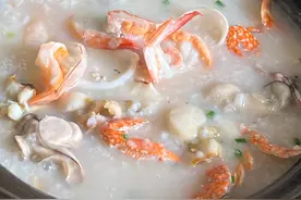 生滚海鲜粥做法，出锅热气腾腾香味十足，简简单单暖胃又暖心