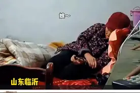 母亲看电视不小心睡着了，儿子通过监控大声唤醒母亲，“儿子的爱，震耳欲聋……”#亲情 #泪目视频封面