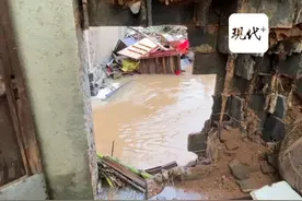 安徽歙县83岁老人被洪水卷走遇难，儿子：我来回找了二三十遍，一次次从母亲遗体旁经过