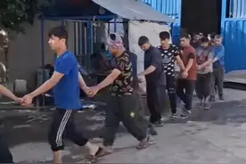 #伊朗警方抓获摩萨德特工 ？实为阿富汗非法移民被捕
伊以冲突停火后，社交平台流传一段视频称，伊朗警方突袭南部一家工厂，抓获了一批为摩萨德工作的阿富汗难民。“澎湃明查”核查后发现，被捕人员是没有合法身份的阿富汗人。