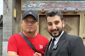 带呀哈比比老王体验老北京黑暗料理 看看什么叫欲哭无泪。#二百者也 #美食家的朋友圈视频封面