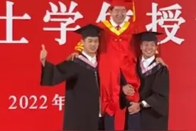毕业典礼校长相继被两男生“公主抱”和“举高高”，校长全程笑容满面，画面超有爱@蛋挞📷 视频封面