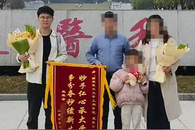 为王钰耀同学点赞！ 1 月 22 日，成都都江堰青城山景区，一中年男性突然晕倒，呼吸脉搏消失。重庆医科大学学生王钰耀闻讯赶到，询问得知男子有吸烟史且此前出现呕吐等症状，初步判断为急性冠脉综合征，便立即展开心肺复苏等急救，半小时后，男子生命体征恢复。#成都 #都江堰 #平凡之善 #暖新闻 #AED视频封面