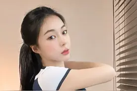 绝了！这也太牛了！对方滚网，我回首掏，然后再来个滚网，哈哈 #羽毛球 #你有多久没打球了 #喂打球吗 #这个老六我真的服了 #哈哈哈哈娱乐一下视频封面