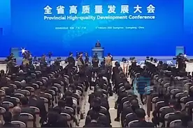 向新者强！广东产业升级有“四维战法” #2025广东省高质量发展大会  广东高质量发展的必由之路是什么？ 黄坤明书记在全省高质量发展大会上给出了答案：锻造先进制造业的“筋骨”，点燃科技创新的“引擎”，育成现代企业的“主体”，培厚发展的“土壤”。这“四维战法”，将引领广东产业升级，以质取胜。视频封面