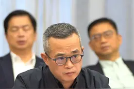 全国政协委员、永辉超市董事长张轩松表示，去年，永辉超市门店学习胖东来经营模式调改41家门店，每家门店新增不少于100个就业岗位，同时员工薪资总额提升30%，并严格保障8小时工作制。永辉超市以品质为核心，推动高质量就业，升级后的门店不仅充满烟火气，还打造了更人性化的购物场景，让员工干得开心，顾客逛得舒心！（工人日报客户端记者 曹玥 史宏宇）#2025全国两会 #永辉爆改胖东来 #永辉员工工资提升三成视频封面