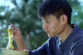#真才实料才能做出好味道 其实粉条的正宗做法是提前先用冷水泡软，然后再进行烹饪，正宗红薯粉条，自然晾晒，口感Q弹美味。#农村美食 #红薯粉条 #新农人计划2025