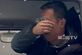 为重庆大哥点赞！山东货车司机雪天误入悬崖山路，急得直抹眼泪：俺不敢开了…… 路过的重庆热心大哥毫不犹豫帮忙开下山，让货车司机坐自己的私家车下山…… #重庆大哥 #热心的重庆大哥 #重庆大哥帮山东大哥开货车下山视频封面