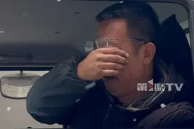 为重庆大哥点赞！山东货车司机雪天误入悬崖山路，急得直抹眼泪：俺不敢开了…… 路过的重庆热心大哥毫不犹豫帮忙开下山，让货车司机坐自己的私家车下山…… #重庆大哥 #热心的重庆大哥 #重庆大哥帮山东大哥开货车下山视频封面
