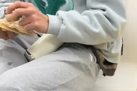 地铁座位上沾染血迹无人坐，暖心小哥打湿纸巾默默擦拭，拍摄者: 无声的善举温暖人心(张祺琳原创采访)#暖心 #正能量 #善举暖人心 #地铁暖心小哥擦拭座椅 #路人视角 （视频来源：@风软r ）视频封面
