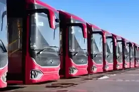 上新了！乌鲁木齐公交车～乌鲁木齐市公交珍宝巴士有限公司将陆续更换646辆纯电动空调公交车。目前，539辆公交车已完成验车～#新疆 #乌鲁木齐视频封面