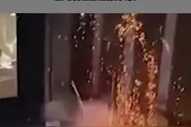 印度影迷在电影院看到偶像出现在大屏幕时，激动得燃放烟花庆祝视频封面