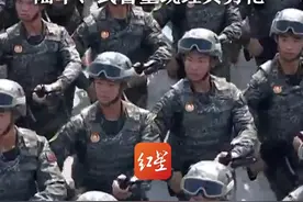 128步分毫不差！徒步方队通过天安门广场 陆军、武警重现经典劈枪 太帅了！#抗战胜利80周年 #我们的胜利 
