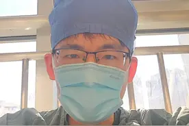 右乳巨大肿物，皮肤破溃，病理提示叶状肿瘤，警示：早诊早治！ 53岁的女性患者，右乳巨大肿物，皮肤破溃，病理提示叶状肿瘤，警示：早诊早治！#医学科普 #抖出健康知识宝藏  #乳腺癌 #乳腺健康 #关爱女性健康视频封面