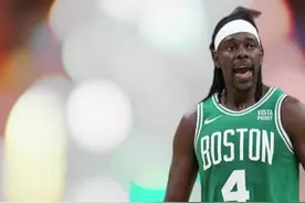 【深度解析】两种方法让你轻松破解外线挡拆！ 优秀的外线防守者会运用多种技巧拆解对手的掩护。本期视频，技巧君将为分享几种面对掩护时的有效应对策略。
挤掩护
当观察到对手准备利用掩护时，此时应立即调整脚步，身体向一侧倾斜，在接近掩护人时，给持球人一个暗力（切记不能支肘），同时迅速迈出一步，跨过掩护者完成侧身挤过。这一技巧适用于防守具备投射能力的球员，能有效防止因掩护而失位。
绕掩护
当错过挤掩护的最佳时机，绕掩护便成为一种有效的防守选择。面对对手的挡拆配合，若持球人紧贴掩护者过挡拆，我们应迅速绕过掩护者，及时占据防守位置。绕掩护策略更适用于投射能力较弱、偏好突破的球员，即便他们获得一定的外线出手机会，也不会给我们的防守带来过大压力。
总之，在选择过掩护方法时，关键在于判断对手挡拆的意图及球员类型：若持球人投篮威胁较大，应采用挤掩护策略，这样能始终卡住防守人，避免其获得舒适的投篮空间；一旦对手突破威胁更大，则绕掩护更为合适，这样能迅速占据有利防守位置，始终处于对手身前，保持对对手的压制。不同的过掩护选择需根据进攻者的特点和防守习惯来决定。#篮球 #篮球教学 #挡拆 #篮球技巧 #篮球技巧教学视频封面