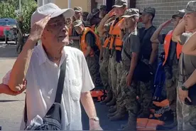 93岁老兵坚持走路撤离，“我也是个兵，知道你们有多苦多累！” #93岁老兵坚持走路撤离  7月30日，北京卫戍区官兵在怀柔区碾子湾村转移被困群众时，有一位93岁、曾参加过解放战争的退伍老兵，不让背，也不上担架，坚持走路撤离。