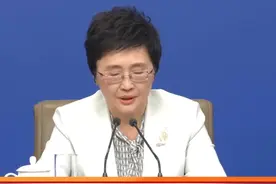 人力资源和社会保障部部长 王晓萍：将更多的灵活就业人员、农民工等纳入企业职工社保制度#2025全国两会 #民生主题记者会 #民生关注视频封面