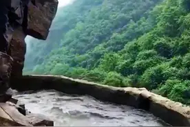 贵州遵义的一位老人带领全村村民，耗时36年，在悬崖峭壁上人工开凿出了9400多米的救命渠。可想而知，开凿这条水渠究竟有多艰难！老人名叫黄大发，故该水渠也被大家亲切的称为“大发天渠”。#挂壁水渠   #感动中国   #大发水渠  #贵州美好推荐视频封面