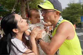 广州马拉松23km最强补给！家人的守候是最温暖的瞬间 #广州马拉松 #跑步 #夫妻 #亲子时光视频封面