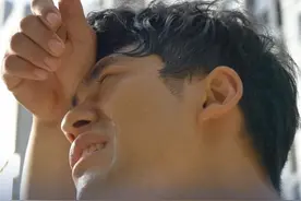 #北京高温高湿桑拿天持续  【北京高温高湿桑拿天持续，医生：不推荐使用解热镇痛药】#医生不推荐使用解热镇痛药治疗中暑 北京近期异常闷热潮湿的天气引发了广泛关注，很多网友评论称“感觉出门像被牛舔了一口，黏黏糊糊”“北京居民终于也体会到回南天的痛了”。