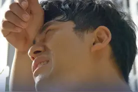 #北京高温高湿桑拿天持续  【北京高温高湿桑拿天持续，医生：不推荐使用解热镇痛药】#医生不推荐使用解热镇痛药治疗中暑 北京近期异常闷热潮湿的天气引发了广泛关注，很多网友评论称“感觉出门像被牛舔了一口，黏黏糊糊”“北京居民终于也体会到回南天的痛了”。