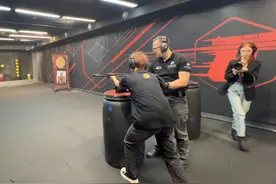 俄罗斯室内靶场，小姐姐这和平精英没白玩，第一次打真枪视频封面