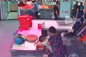 大妈误以为卖肉老板中暑，用硬币给其疯狂刮痧解暑。当事人:酒喝多了，太困了视频封面