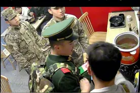 “军人免单！”兵哥哥到饭店吃饭，热心老板执意坚持“军人免单”，接下来的这一幕让人心暖......这就是我们的人民子弟兵！视频封面