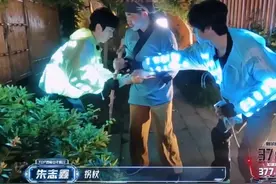 #TOP登陆少年朱志鑫  和#余承恩 听信#张伟丽  的迷惑消息，半路“打劫”NPC，拿拐杖和葫芦当魔法棒，中二之魂隔着屏幕都被燃到了。#全员加速中  #全员加速中2025