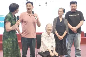 跨越甲子的师生情，#爷爷参加小孙子毕业典礼见到了自己儿时的老师 。（供稿：拱墅教育）视频封面