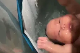 两个月的小宝宝戴着游泳圈洗澡时，不慎掉水里。奶爸瞬间将宝宝捞起！“没呛水，也就被说了2个多小时…”视频封面