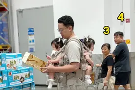 爸爸背双胞胎逛超市，又被围观了 #萌娃日常 #双胞胎 #爸爸带娃 #父女日常 #遛娃视频封面