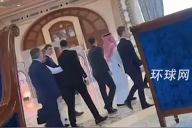 俄美会谈已进行约2个小时，乌代表仍在原地等待视频封面