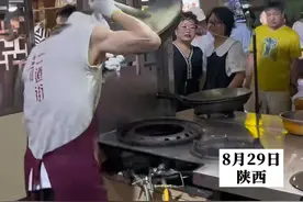 这砸锅的气势就知道一定好吃！#搞笑 #美食 （素材来源：新闻第一站）视频封面