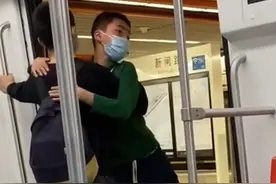少年间的纯真友谊 在这一幕具象化 两男孩地铁分别时紧紧拥抱 车开后跑着挥手 网友：越长大越明白 这种感情最难得视频封面