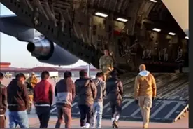 白宫：哥伦比亚已同意特朗普所有条件 无限制接收非法移民，关税和制裁行动暂缓执行视频封面