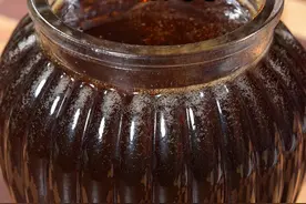 很多人都不知道，把雪梨切成丝，放到锅里炒一炒，真的是太厉害了，这可是流传了几百年的老方法，味道特别好，每年秋冬季节的时候我家都会多做一些，今天把详细做法分享给大家#梨 #秋梨膏 #简单美食 #美食分享视频封面