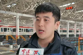 深夜救人的司机找到了！是00后小伙，他徒手爬上2米高的车顶救出司机，“朴素的工服下藏着滚烫的热心肠”#宁波新闻 #甬动文明 #暖心 #正能量视频封面