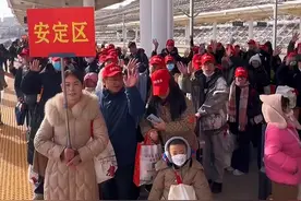 专列再启 通向希望之路
汗水挥洒 筑梦城市之光
安定区赴青岛返岗务工人员乘免费高铁专列出发啦#返岗务工 #专列高铁 #复工 #厚道甘肃视频封面