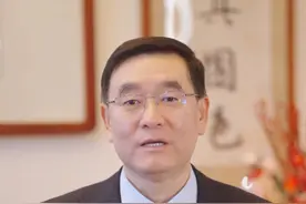 边吃饭边喝水其实未尝不可 常听人说吃饭喝水会冲淡胃液，影响消化，真的如此么？#边吃饭边喝水 #消化不良 #生活谣言 #抖出健康知识宝藏