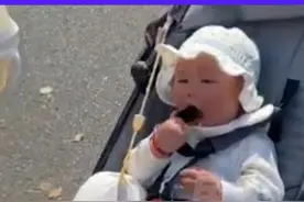3月24日，江苏无锡，奶爸推婴儿车 带人类幼崽跑马拉松，进站必须把娃的“补给”加满，这是一个“躺赢”的选手。来源@太丑了 #马拉松 #奶爸 #人类幼崽视频封面