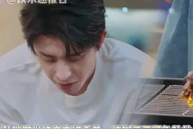 #何老师吃敖瑞鹏烤的串一吃一个不吱声  何老师都夸不出的食物出现了 #敖瑞鹏 #何炅  #我们的宿舍  @DOU+小助手