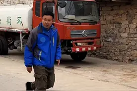 “八步赶蝉”步伐火爆全网，网友：最高时速可达30km/h，“移速＋30%  颜面-100%”视频封面