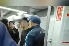 10月21日，江苏南京地铁二号线上，一老人强行拉拽一名孕妇要求其让座，被拒绝后还对孕妇进行辱骂。目击者：很不道德！#南京  #地铁  #老人  #孕妇  #坏人变老了视频封面