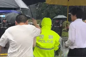 考生行动不便 交警抱进考场
#高考 #2025高考  #交警 #考生视频封面