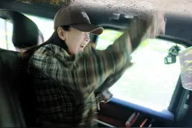 奔驰每一款G级越野车，奥地利格拉茨舍克尔山极速测试 奔驰的每一款G级越野车，都会在#奥地利 格拉茨工厂附近的#舍克尔山 做性能测试。我曾经想象过各种场景、各种难度，唯独没想到还有这样的速度测试。。。不愧是#奔驰大G  #越野 #拉力赛 

当时我坐在车里，看着手机里后方相机的画面，那过程就跟拍电影似的！感谢好友@野生11 友情出镜视频封面