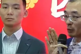 3月16日，广东深圳，谢爸为谢浩男准备多件礼物，有一张存入多年教育基金的银行卡视频封面